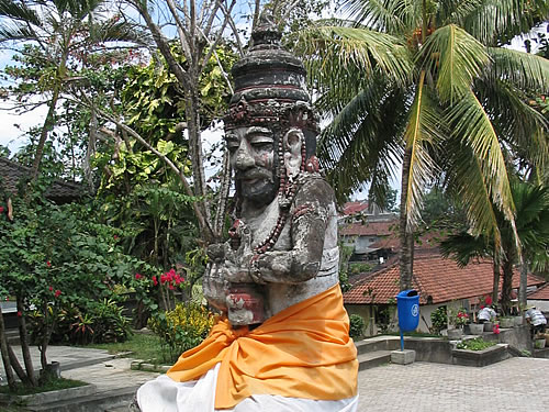 Статуя священника храма Шива-Будда
