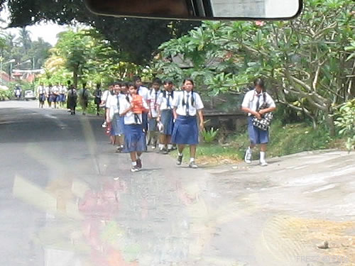 Бали. Школьники возвращаются с занятий