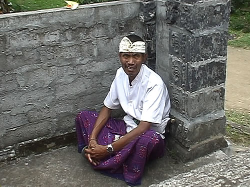 Пожилой балиец в традиционном костюме