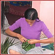 Женщины на Бали плетут корзинки
