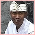 Пожилой балиец в традиционном костюме